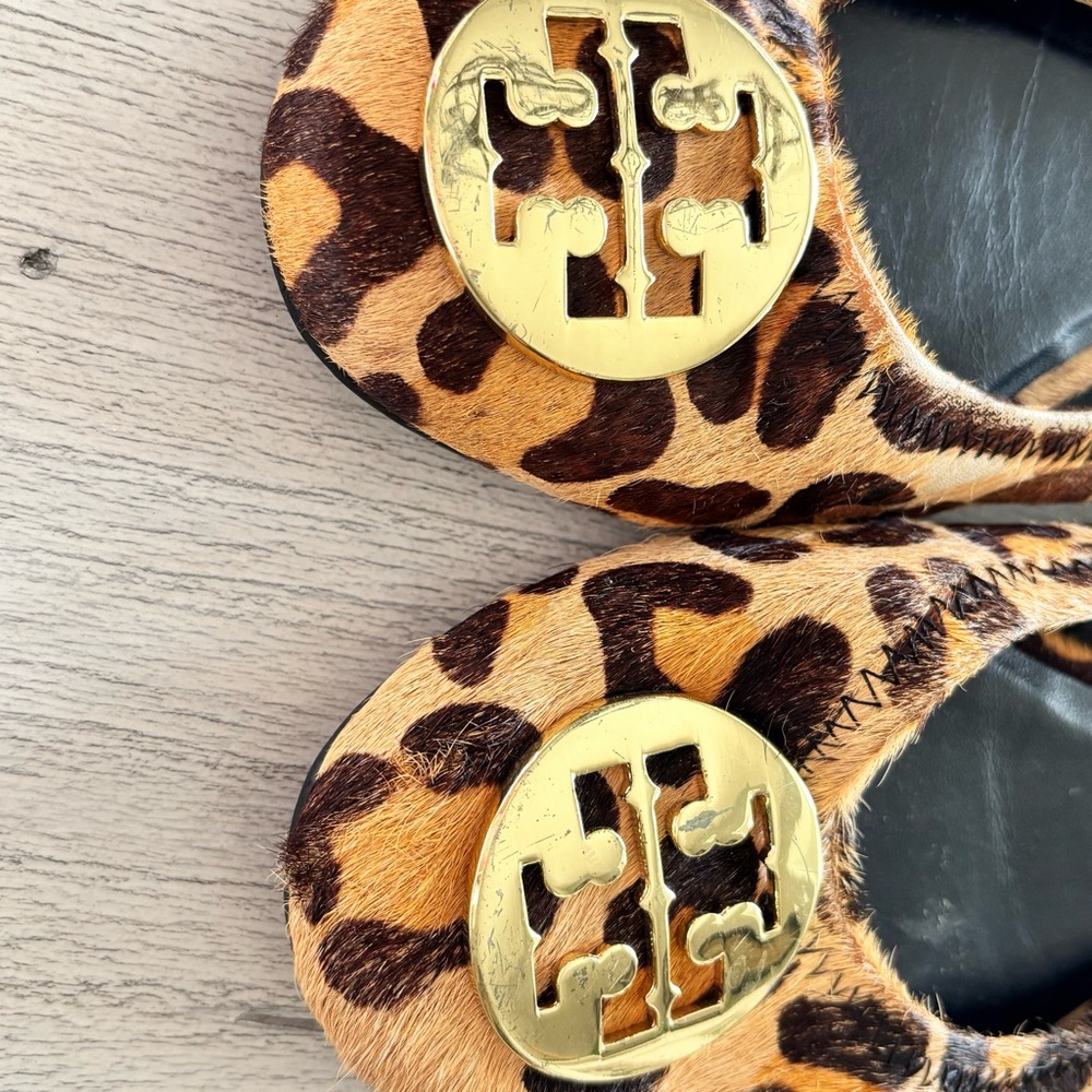 TORY BURCH Women’s Leopard Cuff Pony Hair Gold Logo REVA Ballet Flats Shoes 8.5 - Picture 2 of 10